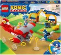 LEGO Sonic speelset met een rood Tornado-vliegtuig, Tails' werkplaats, Sonic, Tails en een Buzz Bomber.