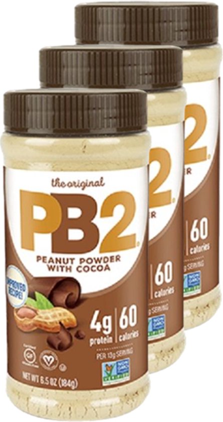 Drie potten PB2 Peanut Powder with Cocoa met bruine deksels. Vooraanzicht met logo, 60 calorieën en 4g eiwit per portie.