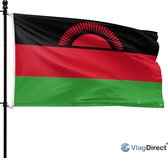 De Malawische vlag, met zwarte, rode en groene banen, wapperend aan een vlaggenmast.