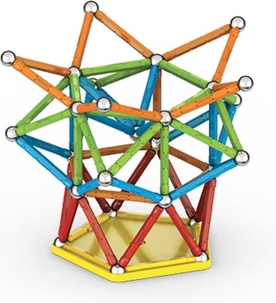 Een geometrische constructie van Geomag in blauw, groen, oranje en rood op een gele basis.