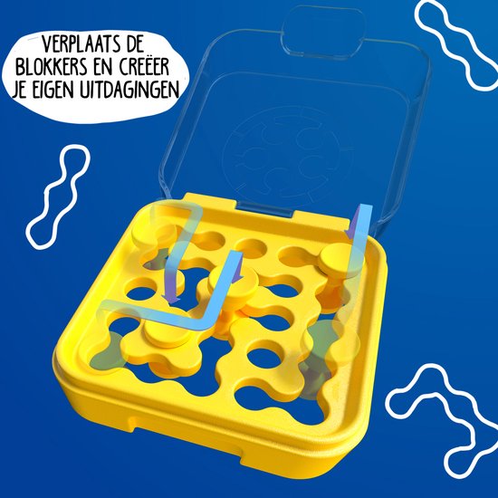 Geel spelbord met openingen, blauwe pijlen en witte lijnen, met tekst 'VERPLAATS DE BLOKKERS EN CREËER JE EIGEN UITDAGINGEN'.