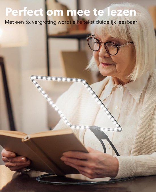 Een vrouw met bril leest een boek met een vergrootglas met 5x vergroting en LED-verlichting.