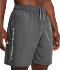 Man in donkergrijze sportbroek met 'UNDER ARMOUR' logo op de zijkant en trekkoord.
