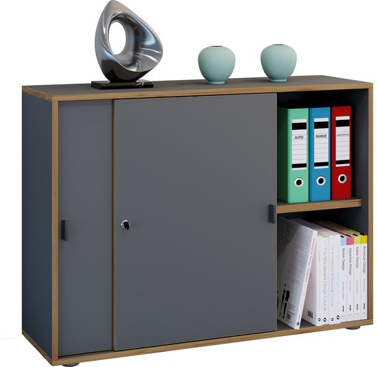 Grijze kast met schuifdeuren en een open vak gevuld met boeken en ordners.
