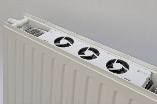 Witte radiator ventilator met drie zwarte ventilatoren, gemonteerd in een witte radiator.