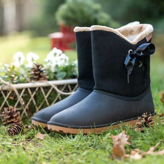 Zwarte laarzen met beige teddy voering, bruine zolen en strikdetail op de wreef.