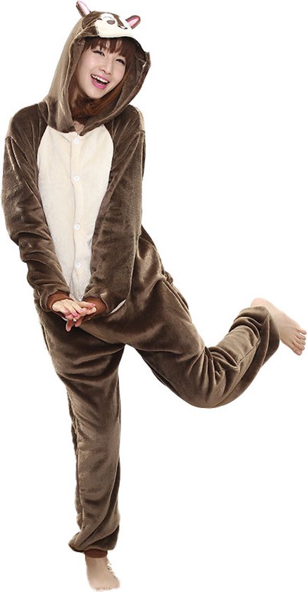 Een vrouw in een bruine eekhoorn onesie met beige borst, lachend en posed met één been opgetrokken.