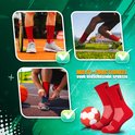 Chaussettes de sport SportsPro rouges avec crampons antidérapants et motif en losange, portées pour le tennis, le football et le basketball.