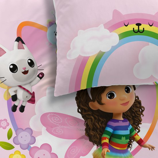 Dekbedovertrek met Gabby en haar kattenvriendjes, met regenboog- en bloemenmotieven op een roze achtergrond.