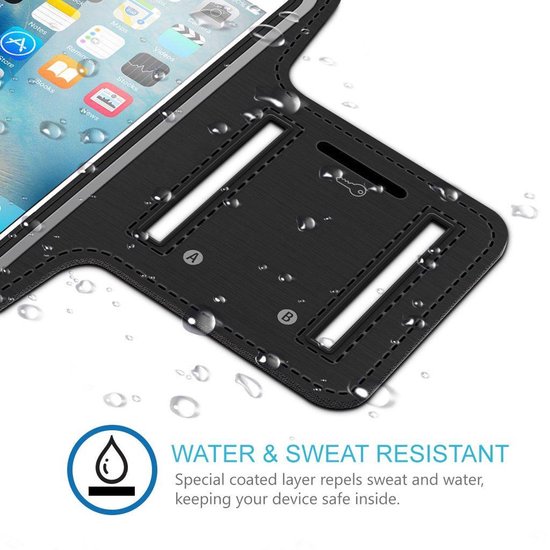 Zwarte sportarmband met een smartphone, met waterdruppels op het oppervlak. "WATER & SWEAT RESISTANT" is zichtbaar.
