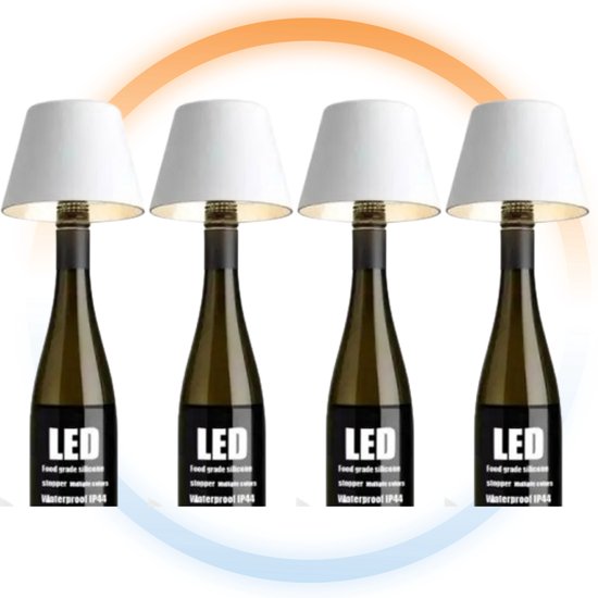 Quatre lampes bouteille LED avec abat-jour blancs, posées sur des bouteilles vert foncé. Chacune avec du texte "LED".