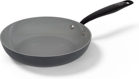 Grijze koekenpan met zwarte steel op een witte achtergrond.