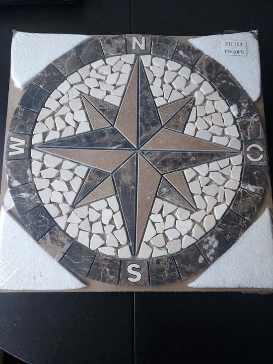 Mozaïektegel met een windroos in bruin, crème en beige marmer en steen. Diameter 40 cm.