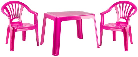 Roze plastic kindertafel met twee stoelen, op witte achtergrond.