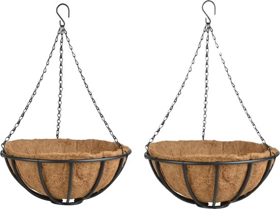 Twee lege, ronde metalen hangmanden met kokosvoering en kettingen.
