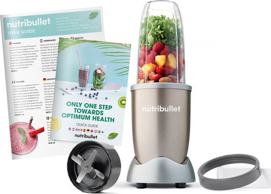 Nutribullet blender in champagnekleur met een beker gevuld met fruit. Losse messen, ring en handleiding worden getoond.