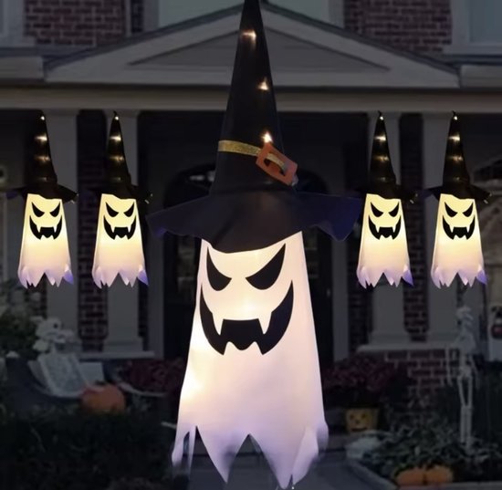 Verlichte Halloween spoken met heksenhoeden en enge gezichten. Eén grote spook vooraan, vier kleinere erachter.