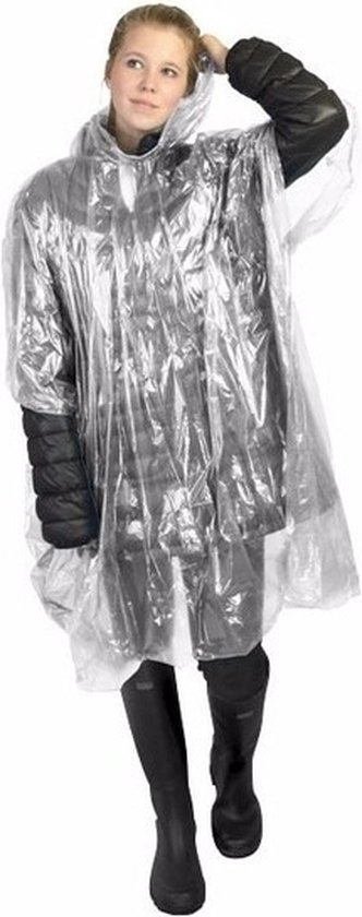 Vrouw in een doorzichtige regenponcho over een zwarte jas, met zwarte laarzen.