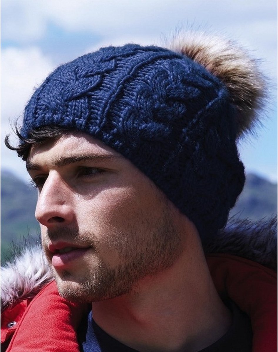 Gebreide kabel wintermuts navy met pompon voor dames