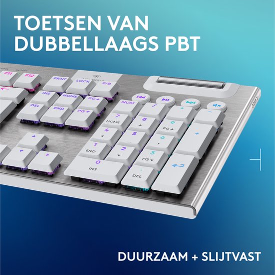 Close-up van G915 X Lightspeed toetsenbord met dubbellaagse PBT-toetsen in wit, paars en blauw, duurzaam en slijtvast.