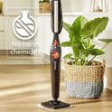Zwarte Vileda stoomreiniger in een modern interieur, met de tekst 'No harsh chemicals'.