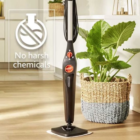 Zwarte Vileda stoomreiniger in een modern interieur, met de tekst 'No harsh chemicals'.