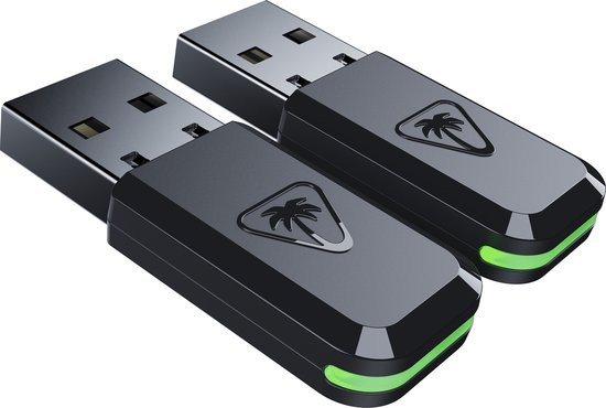 Twee zwarte USB-dongles met groen oplichtende randen en het Turtle Beach palmboomlogo.