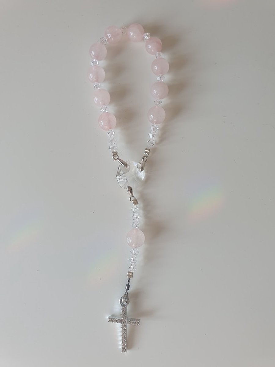 Rozenkrans - Tientje - Paternoster, gemaakt met Rozenkwarts halfedelsteen kralen en o.a. kristallen van Swarovski, met zilverkleurig kruisje (gebedssnoer, eerste communie, geloof, Hanger, kruisteken, meditatie, mediteren, gebed, spiritueel)