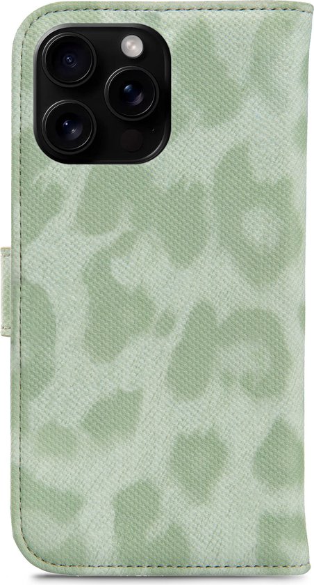 Étui de téléphone vert pâle avec un subtil imprimé léopard et une fermeture magnétique.