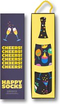Geschenkverpakking voor Happy Socks, met aan de ene kant 'Cheers!' op donkerblauw en aan de andere kant een gele flesvormige uitsparing met zicht op de sokken.