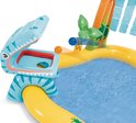 Detail van opblaasbare dinosaurus kop met balspel in zwembad.