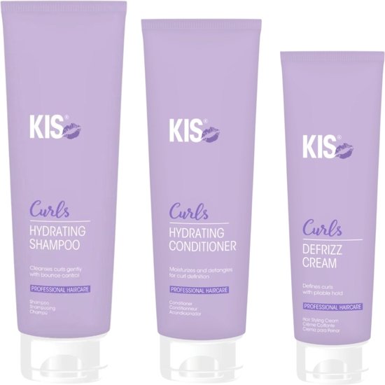 Drie lila KIS-flessen met de tekst 'Curls Hydrating Shampoo', 'Curls Hydrating Conditioner' en 'Curls Defrizz Cream'.
