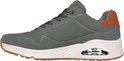 Zij-aanzicht van een olijfgroene Skechers Uno sneaker met bruine hiel en witte zool.