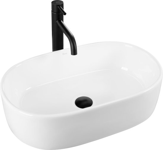 Witte ovale wastafel met zwarte kraan en afvoer, geïsoleerd op witte achtergrond.
