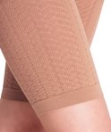 Close-up van bruine panty's met golvende diamantpatronen.