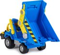 Zijaanzicht van blauwe kiepwagen met gele onderdelen, de kiepbak is omhoog gekanteld.