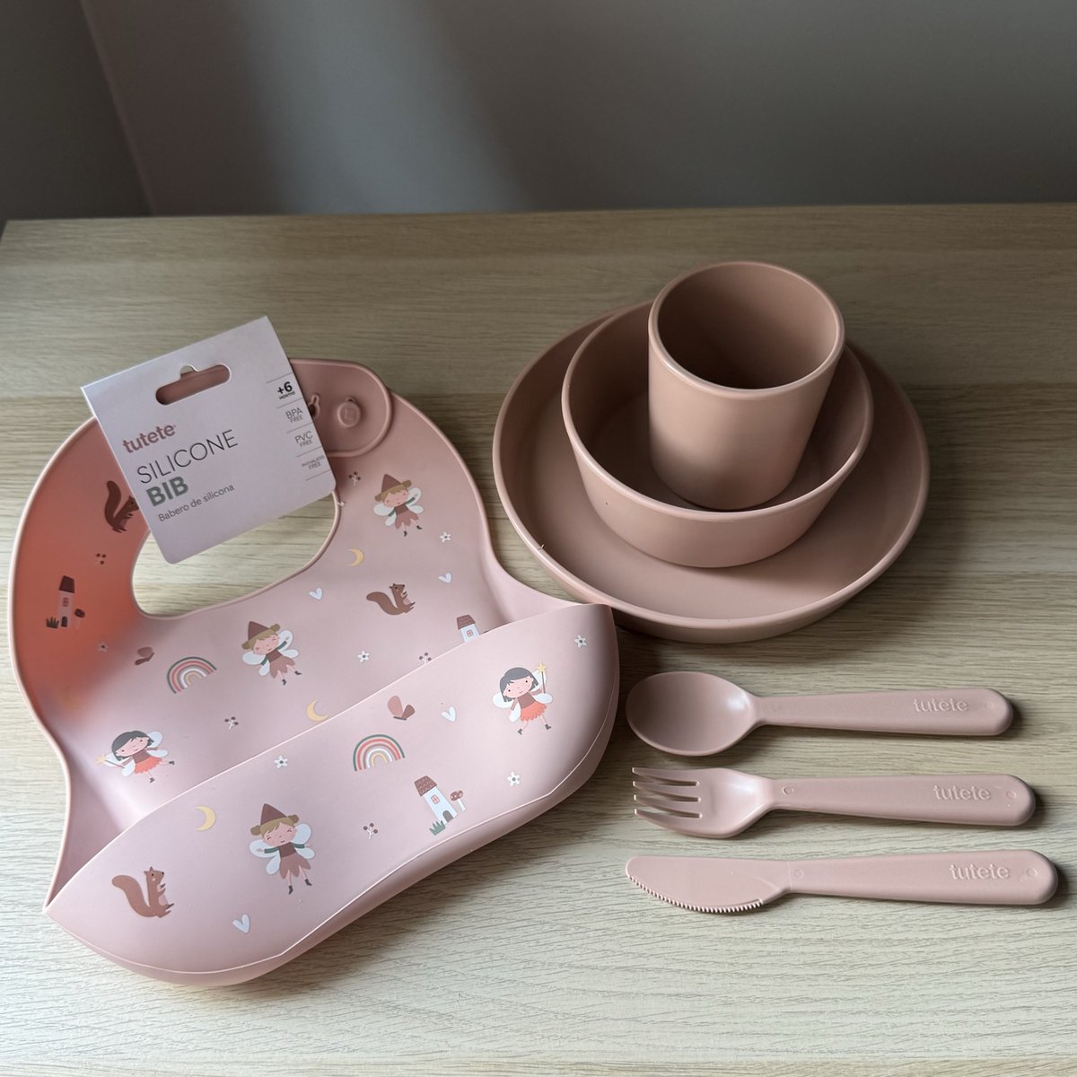 Tutete - polypropyleen kinderservies set met siliconen slab - bord kom beker vork mes lepel - roze / zalm Wild Fairies / Feeën