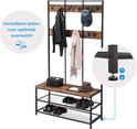 Kapstok met twee schoenenrekken, vintage bruine planken en zwart metalen frame. Met kleding, hoeden en schoenen.