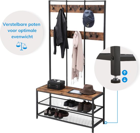 Kapstok met twee schoenenrekken, vintage bruine planken en zwart metalen frame. Met kleding, hoeden en schoenen.