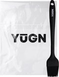 Zwarte siliconen bakkwast naast een doorzichtige verpakking met het YUGN logo.