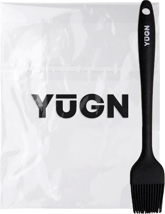 Zwarte siliconen bakkwast naast een doorzichtige verpakking met het YUGN logo.