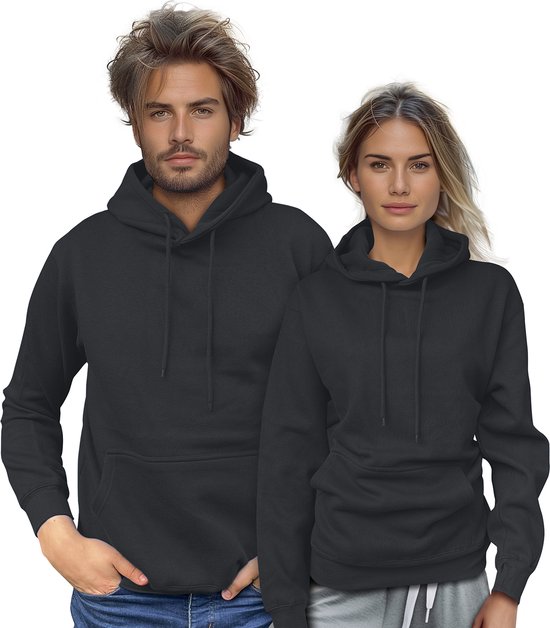 Man en vrouw in donkergrijze hoodies met capuchon
