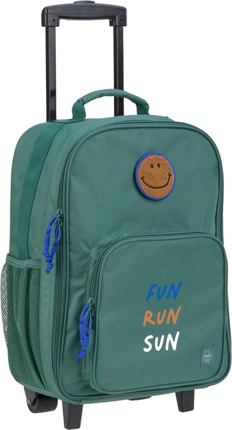 Groene koffer met wieltjes, met opdruk 'FUN RUN SUN' en lachende gezicht patch.