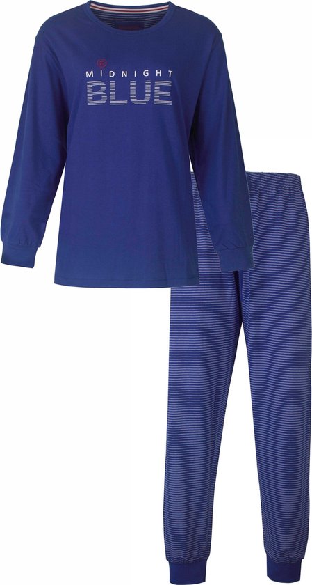 Donkerblauwe pyjamaset bestaande uit een top met lange mouwen en een broek met strepen.