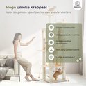 Een vrouw leunt op een bank en kijkt naar een hoge beige krabpaal met meerdere katten. Tekst: 'Hoge unieke krabpaal. Voor zorgeloos speelplezier van uw viervoeters.'