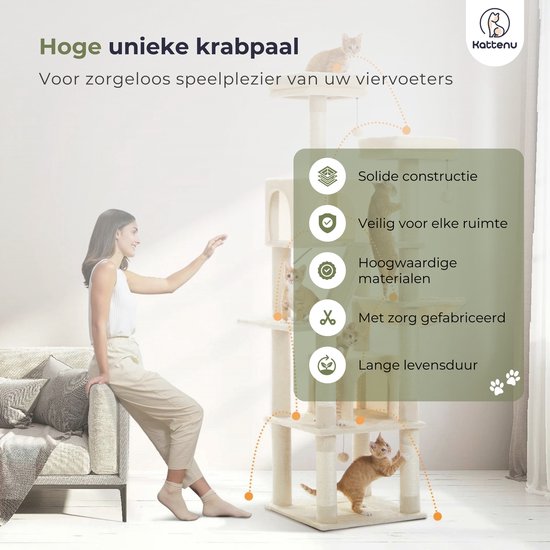Een vrouw leunt op een bank en kijkt naar een hoge beige krabpaal met meerdere katten. Tekst: 'Hoge unieke krabpaal. Voor zorgeloos speelplezier van uw viervoeters.'