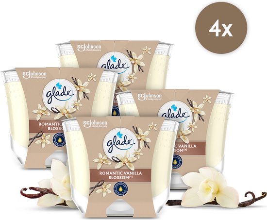 Vier Glade Romantic Vanilla Blossom geurkaarsen in glazen potjes met vanillebloesem decoratie.