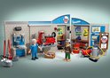 Playmobil Vespa garage speelset met 2 figuren, rode scooter en gereedschap.