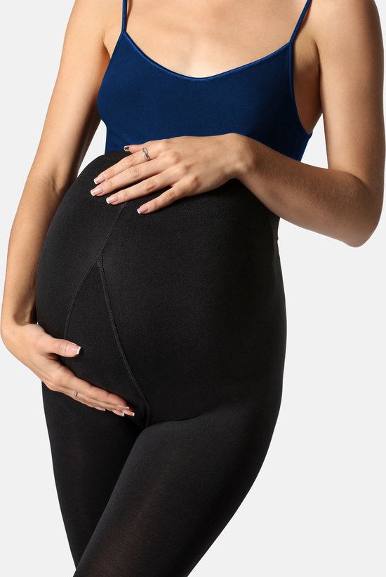 Zwarte zwangerschapspanty met medium glans, gedragen door een zwangere vrouw, close-up van haar buik.