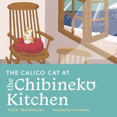 Een oranje-witte kat zit op een rood kussen in een houten schommelstoel, met uitzicht op een raam met een winterlandschap. 'The Calico Cat at the Chibineko Kitchen' staat onderaan.